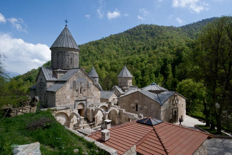 Das Kloster Hagharzin, versteckt in einem dichten Wald bei Dilidjan