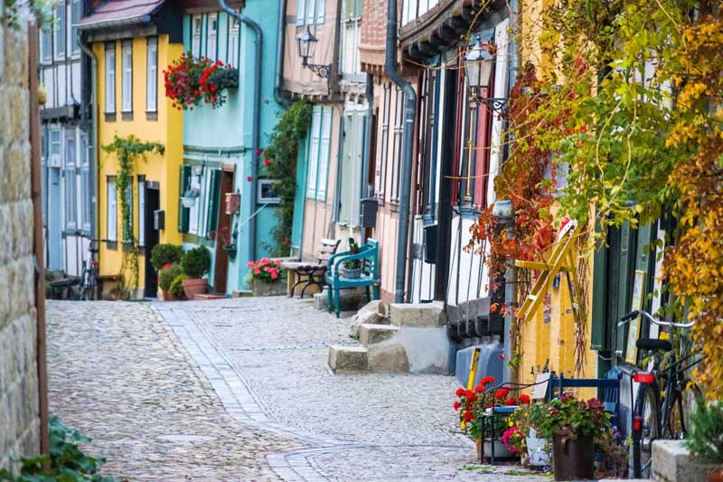 Colors, Deutschland, Gebäude, alt, architecture, architektur, building, bunt, city, cobblestones, colorful, daheim, eng, europa, europe, fachwerk, fachwerkhäuser, farbig, fensterläden, framework house, gasse, gemütlich, germany, harz, historical, historisch, history, kopfsteinpflaster, linien, medieval, middle ages, mittelalter, mittelalterlich, narrow, old, parallel lines, quedlinburg, romantic, romantisch, sachsen-anhalt, saxony-anhalt, shutters, straße, städtisch, town, travel, unesco weltkulturerbe, unesco world heritage, urlaub in deutschland, zuhause