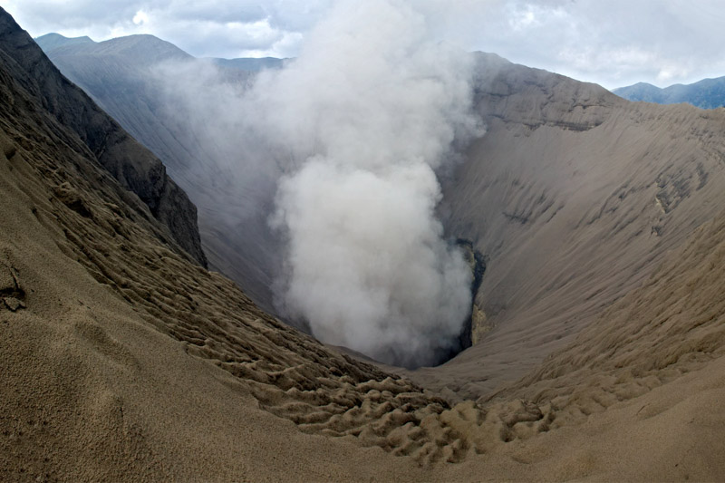 Blick in den Schlund des Mount Bromo, einem der aktivsten Vulkane auf Java.