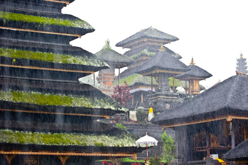 Besuch des Pura Besakih Muttertempels aus dem 8. Jh. während eines monsumartigen Regens.