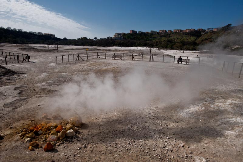 Die Phlegräischen Felder bei Pozzuoli, ein Vulkankrater der Sofatara