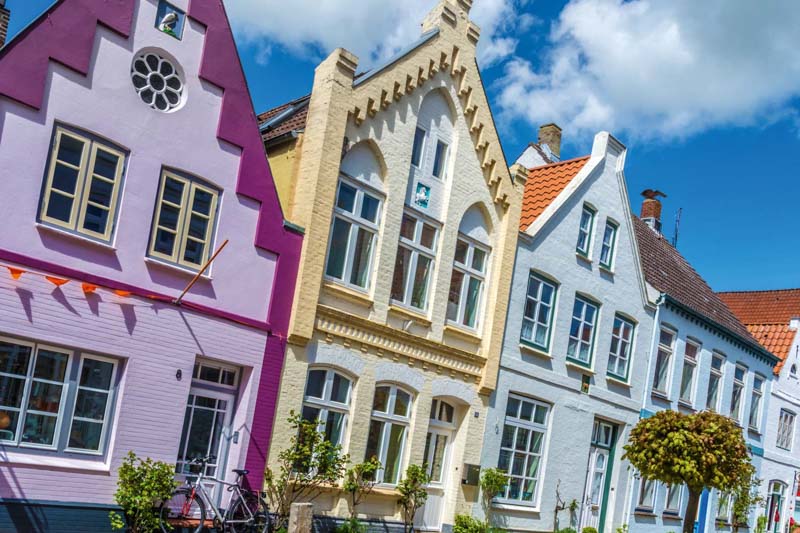 Deutschland, Friedrichstadt, Frühjahr, Gebäude, Gebäudedetails, Giebel, Historische Gebäude, Holländerstadt, Jahreszeit, Kreis Nordfriesland, Malerwinkel, Markplatz, Schleswig-Holstein, Sonne, Treppengiebel, am Markt, architektur, fassaden, frühling, giebel, reisen, schleswig-holstein, sonnenschein, sonnenstrahlen, wetter