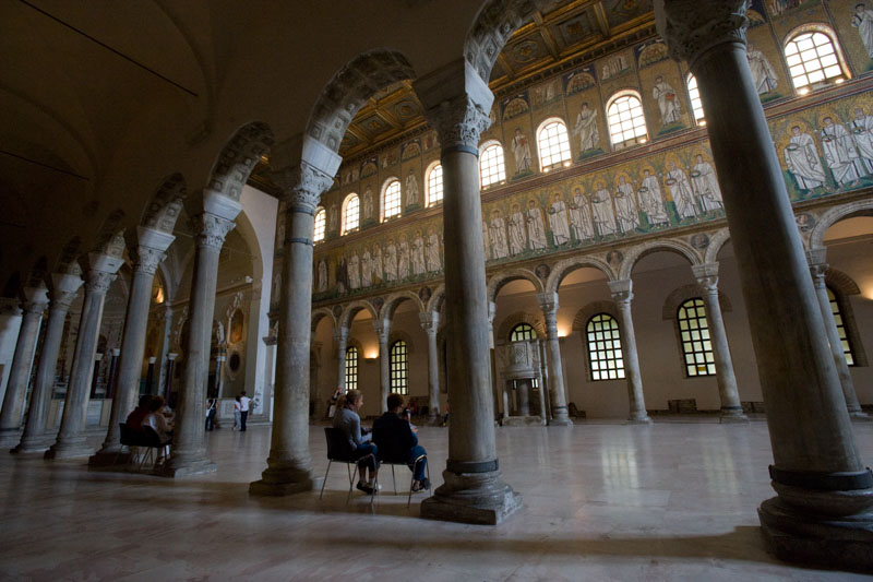 Ravenna: Basilica Apolinare Nuovo mit 24 byzantinischen Marmorsäulen