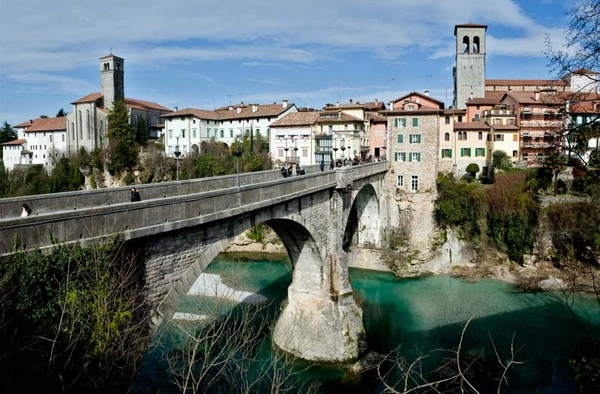 Cividale del Friuli, einer der schönsten Festungstädte Norditaliens und UNESCO Welterbe: Blick auf die Ponte del Diavolo