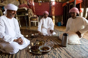 Einladung zum Tee und Datteln bei Beduinen in den Wahiba Sands