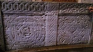 Marmorplatten des ehemaligen Lettners mit keltischen Mustern