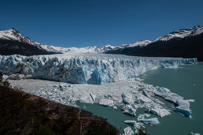 Spaziergang auf der Besucherplattform entlang des Perito Moreno Gletschers. Hier sieht macn die Nord- und Südseite.