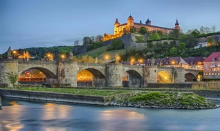 Bayern, Heilige, alt, alte Mainbrücke, beleuchtet, burg, city, dom, festung, figuren, fluss, historisch, kirche, lampen, lichter, main, mainbrücke, marienberg, nacht, sehenswürdigkeit, stadt, stadtansichten, statuen, statur, touristsich, wasser, würzburg, zentrum