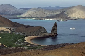 Insel Bartholome, mit schwarzen Lavafeldern und graubraunen Schlackenkegeln und weißen Sandstränden - Blick vom Gipfel zum Pinackle Rock