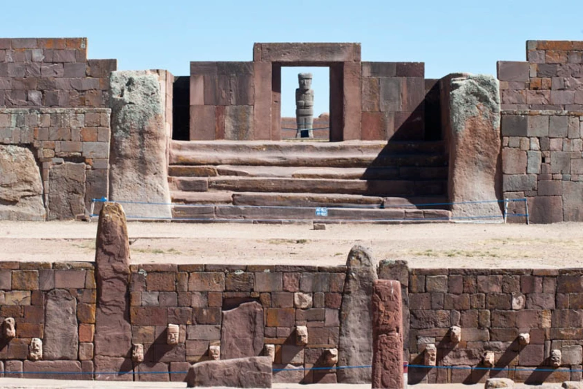 Inkaruinen von Tiahuanaco bei La Paz - UNESCO-Welterbe - Der zentrale Kalasasaya-Platz (Platz der stehenden Steine) war wohl der Mittelpunkt des kulturellen Lebens in Tiwanaku
