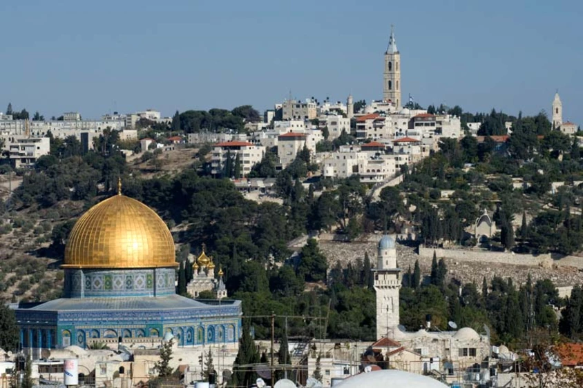 Jerusalem: Blick auf den Tempelberg mit dem Felsendom, im Hintergrund ist der Ölberg zu sehen