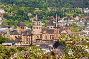 Deutschland, Rheinland-Pfalz, Sehenswürdigkeiten, Weinberge, altstadt, altstadthäuser, bischofskirche, dom, europa, fahrradweg, fluss, flussschiffe, frühling, kirche, liebfrauenkirche, mosel, radtour, römer, römerzeit, sankt peter, schifffahrt, sommer, spazierweg, stadt, stadtrundgang, tourismus, touristen, trier, uferweg, wanderweg, weinbauer, weinproduzenten, weinregion