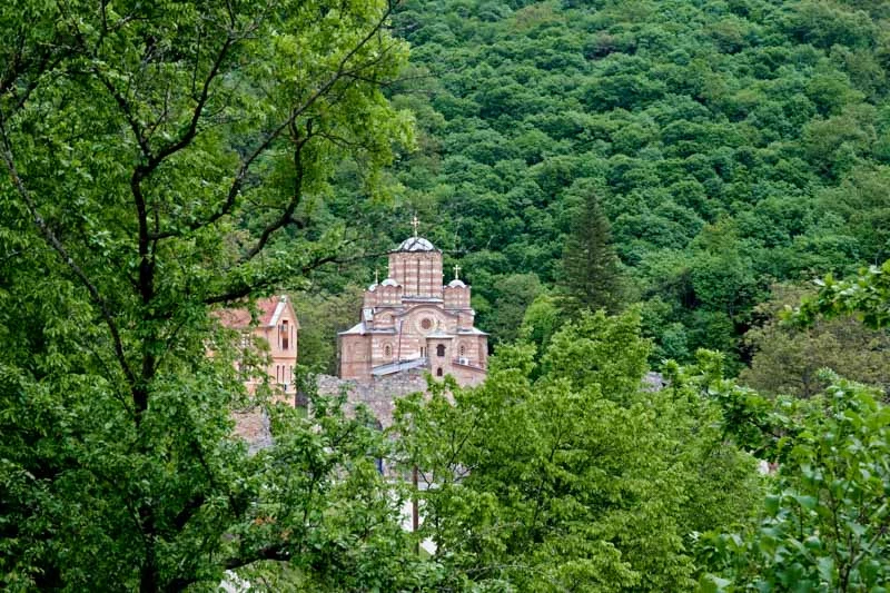 Das Kloster Ravanica aus dem 15. Jh. im Moravatal
