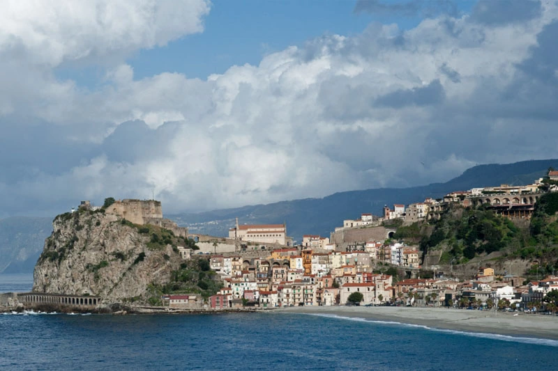Blick auf den Fischerort Scilla an der Meeresenge von Messina