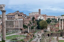 Blick über das Forum Romanum bis zum Kolosseum