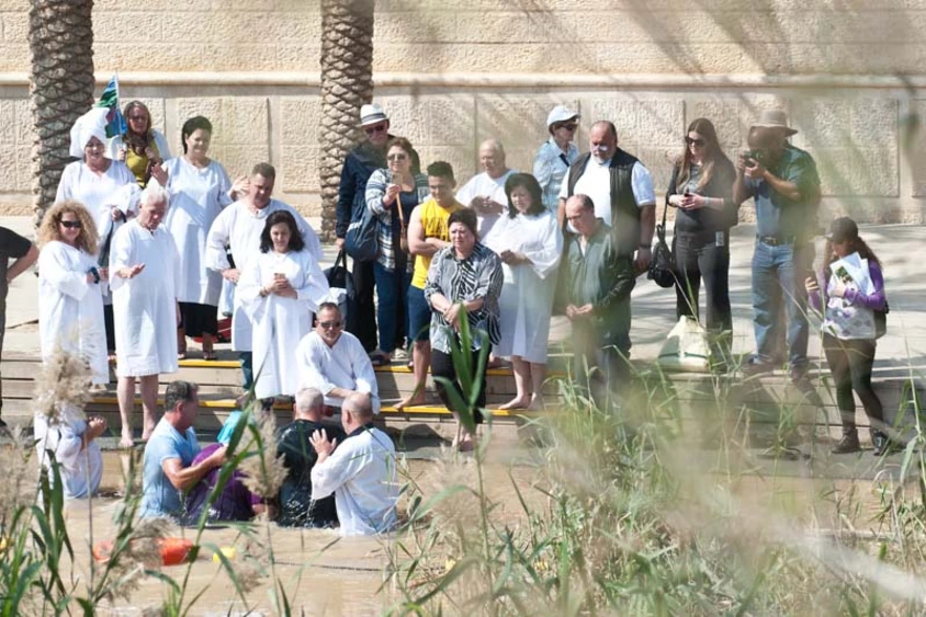 Bethanien, an der Taufstelle Jesu mit Blick auf die Pilger auf der israelischen Seite.