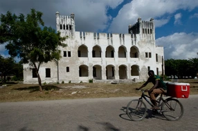 Alter deutscher Governeurspalast, die sog. Boma, in Bagamoyo