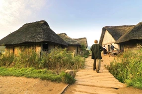 Kultur, alt, architektur, archäologie, ausflugstipps, ausflugsziel, ausgrabungsstätte, dorf, freilichtmuseum, funde, geschichte, haithabu, handelsstadt, haus, historische, langhaus, lehmhaus, markt, menschen, mittelalterliche, museum, personen, reetdachhaus, reisen, rekonstruierte, schleswig, schleswig-holstein, sehenswürdigkeit, siedlung, tourismus, unesco, urlaub, weltkulturerbe, wikinger, wikingerhaus, wikingerhäuser, wikingern, wikingerstätte, wikingerzeit