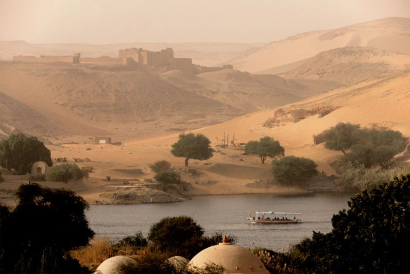 Assuan: Blick von der Insel Elephantine über den Nil auf das St. Simeons-Kloster