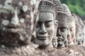 Die Wächter des Südtors von Angkor Thom. der ehemaligen großen Hauptstadt des Khmer Reiches mit 1 Mio. Einwohner