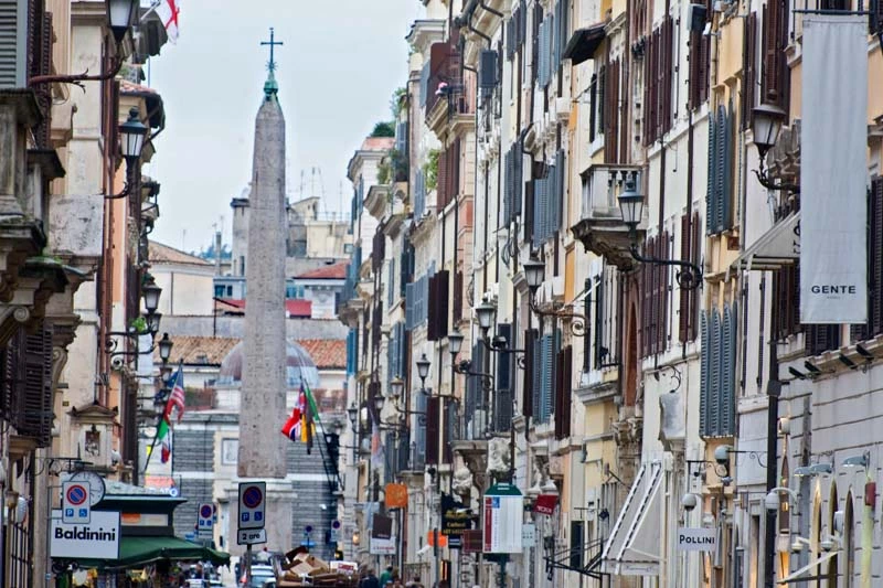 Blick durch die Via del Babuino auf den Piazza del Popolo mit dem Obelisco Flaminio, der 10 n. Chr. aus Heliopolis nach Rom gebracht wurde.