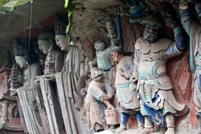 Die Buddha Steinskulpturen von Dazu am Berg Baoding, eine hufeisenförmige Stätte am Rande einer Schlucht.