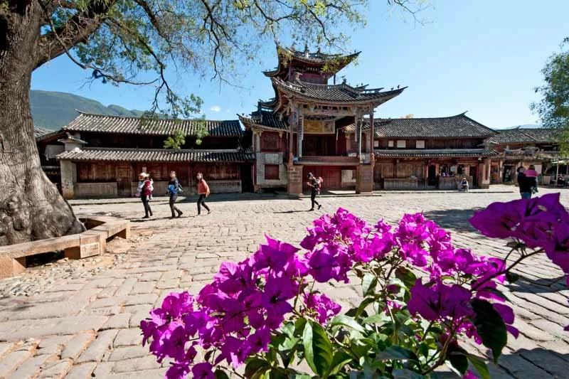 Besuch im "Dorf" Shaxi, ursprünglich eine der wichtigsten und wohlhabendsten Handelsstationen zwischen Tibet und China