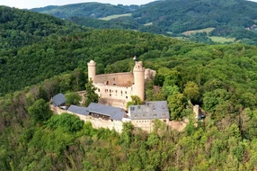 Gebäude, Turm, alt, anblick, anreisen, architektur, auerbach, auerbacher schloss, ausblick, bauwerk, bejahrt, berg, bunt, burg, deutsch, emporragen, europa, fels, festung, fort, fremdenverkehr, geschichte, hessen, hills, himmel, historisch, höhe, imposant, landschaft, mediävistisch, mittelalter, mächtig, natur, orientierungspunkt, platz, ritter, romantisch, ruine, schloss, schlossruine, schloß, schützen, sommer, stehen, steine, treppe, wald, wand, wälle