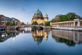 Deutschland, Gebäude, Reise, Städtereise, architektur, berlin, berliner dom, brücke, dom, europa, fluss, frühling, historisch, insel, kathedrale, kirche, museum, museumsinsel, sehenswürdigkeit, sommer, spree, stadt, stadtansicht, wasser