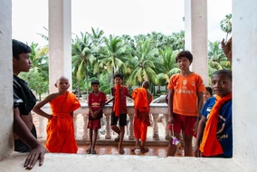 Jungs im Phum Prasat Tempel bei Kampong Cham.