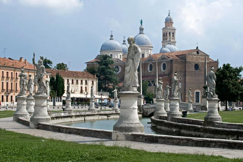 Padua: Alter Marktplatz Prato della Valle, umgeben von einem Kanal