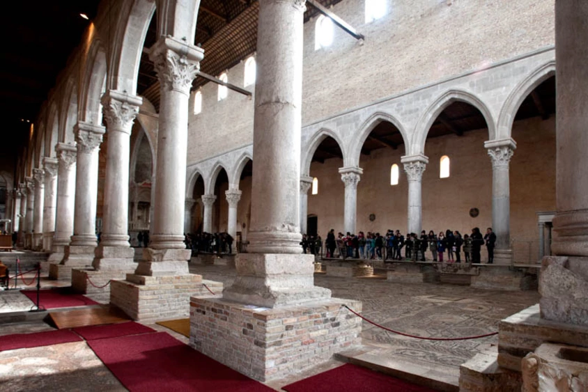 Aquilieia: die romanische Basilika aus dem 11. Jh. mit sehenswerten Mosaikboden  aus byzantinischer Zeit