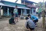 Jungs spielen mit Murmeln in einem Newari-Dorf am Rande des Chitwan-NP