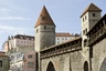 Tallinn: Teile der Festungsmauer mit der Oberstadt im Hintergrund