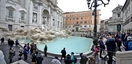 Der Trevi-Brunnen an der gleichnamigen Piazza im Historischen Rom
