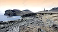 Insel Faial: Ponta de Capelinhos, die Insel gegenüber des Leuchtturms, die 1957 durch einen Vulkanausbruch neu entstanden ist.