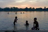 Kinder genießen den Abend und nehmen ein Bad im Mekong