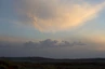 Sonnenuntergang und Wolken über den fossilen Dünen der Ur-Namib