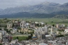 Blick über die Neustadt von Gjirokastra in das Drinos Tal