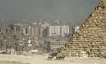 Ausschnitt der Mykerinos Pyramide mit Kairo im Hintergrund