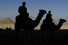 Touristenpolizei und Rote Pyramide im Hintergrund