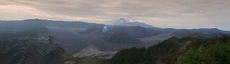Sonnenaufgang am Tengger-Vulkan-Massivs auf 2.800 m Höhe mit dem Mount Batok (vorne rechts), dem  Mount Bromo (mitte, rauchend) und dem Mount Semeru (hinten)