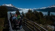 Spaziergang auf der Besucherplattform entlang des Perito Moreno Gletschers.