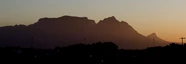 Ankunft in Kapstadt: Blick vom Flughafen auf den Tafelberg in der Abendstimmung