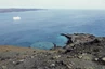 Insel Bartholome, mit schwarzen Lavafeldern und graubraunen Schlackenkegeln und weißen Sandstränden
