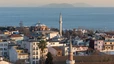Blick vom Stadtteil Sultanahmet im historischen Zentrum Istanbuls auf das Marmarmeer und die Prinzeninsel.