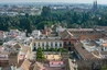 Blick von der Giralda der Kathedrale von Sevilla auf den Alcázar, dem mittelalterlichen Königspalast von Sevilla. Der Alcázar wurde von der spanischen Königsfamilie als offizielle Residenz genutzt, wenn sich diese in Sevilla aufhielten.