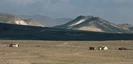 Landschaft auf dem Weg nach Palmyra mit Beduinenzelten