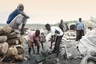 Uganda, Queen-Elizabeth-Nationalpark: Salzgewinnung ist eine schwere Arbeit