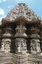 Der Keshava-Tempel besteht us Vorhalle und Versammlungshalle, von der drei Sanktuarien, die verschiedenen Aspekten Vishnus gewei